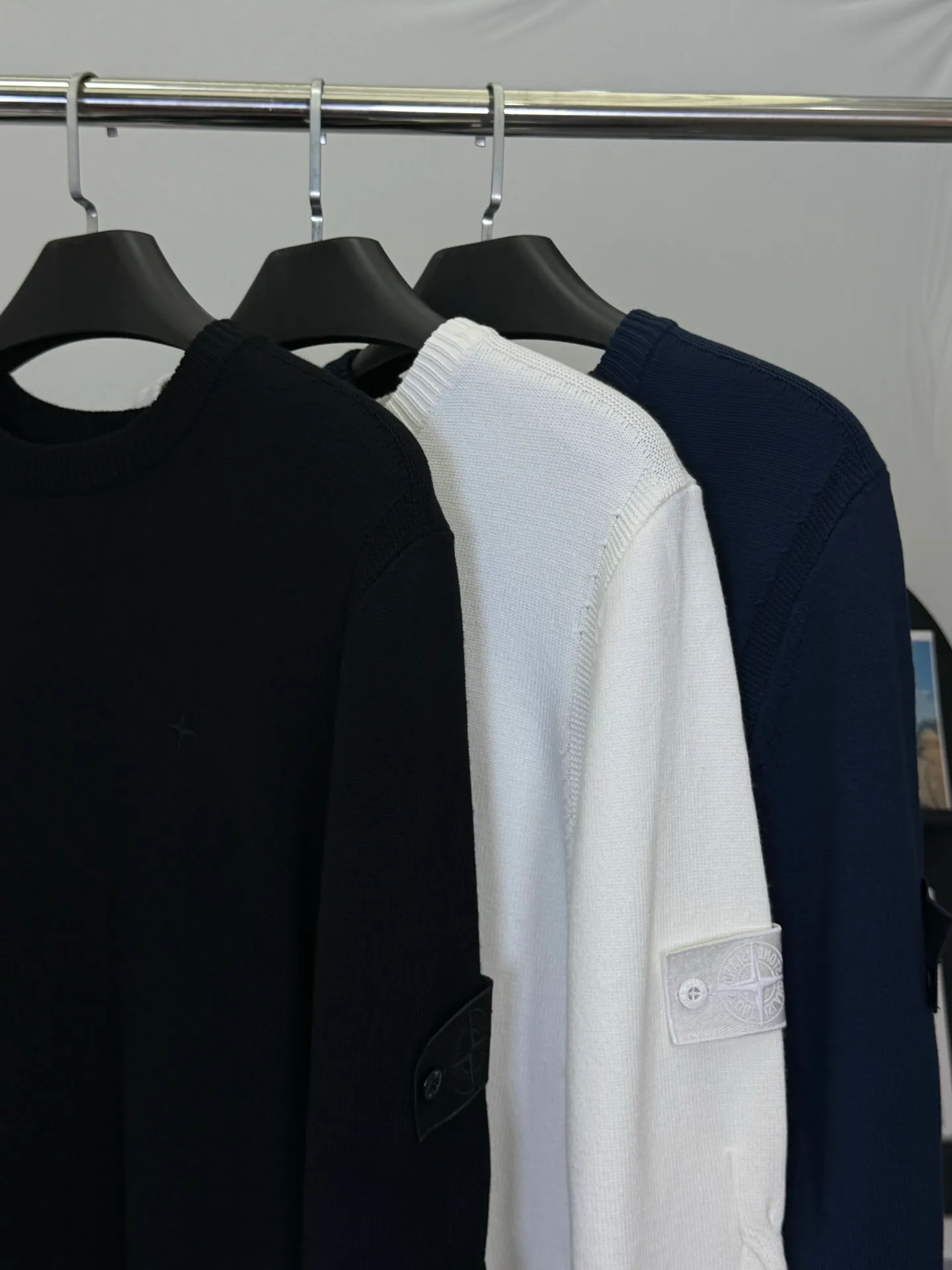 P400 💕Stone Island’s knitted sweater brings the workwear texture to become the most recognizable on the street. On the “hidden luxury track” of trendy brands, Stone Island’s black round-neck knitted sweater is the winner of both “function and style”.  It uses solid knitting technology to create a neat silhouette. The low-key cross logo on the chest and the three-dimensional texture details on the sleeves are Stone Island's fashionable and luxurious codes engraved in the DNA. The pure black model hides a hard-core texture in simplicity; the classic round neck is suitable for all styles, making it a "style all-rounder" in the wardrobe.  As an ingenious work of an Italian fashionable luxury brand, its knitted texture is crisp and tough. The upper body has a strong aura of workwear style and a comfortable feel for daily wear. Whether you wear it with overalls for a functional trend, or with jeans for a dark look, you can easily wear it with a high-end feel that is instantly recognizable to fashion industry veterans.  This autumn and winter, let it become the "Black Knight Badge" in your wardrobe and unlock the daily functional aesthetics of Stone Island~